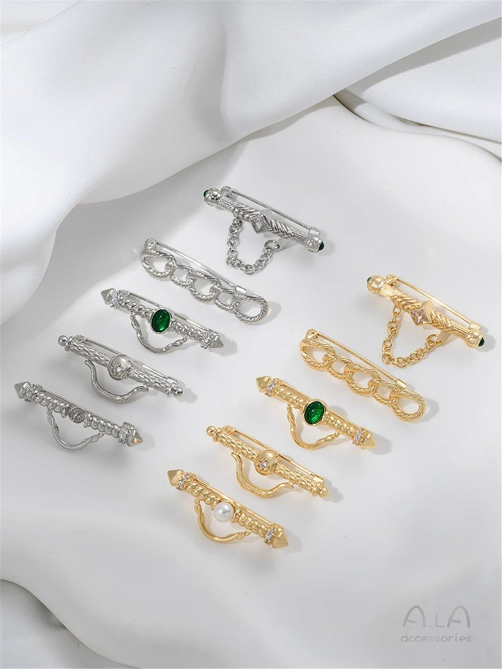 Bros lubang zirkonia berukir w - Brooch Pin Gold ulasan dan harga