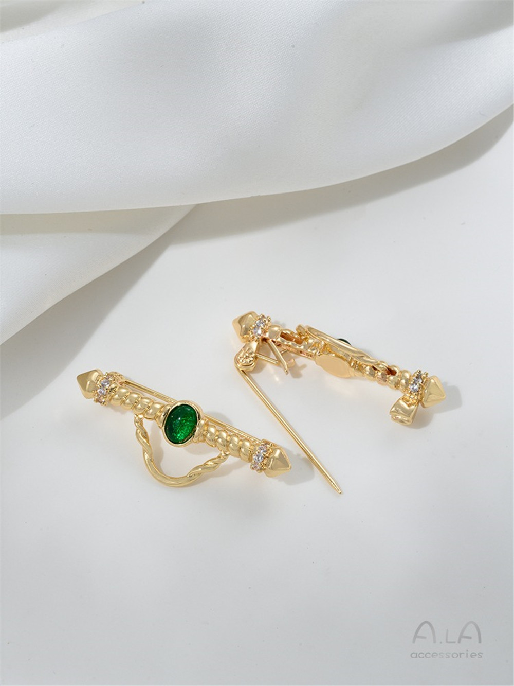 Bros lubang zirkonia berukir w - Brooch Pin Gold ulasan dan harga