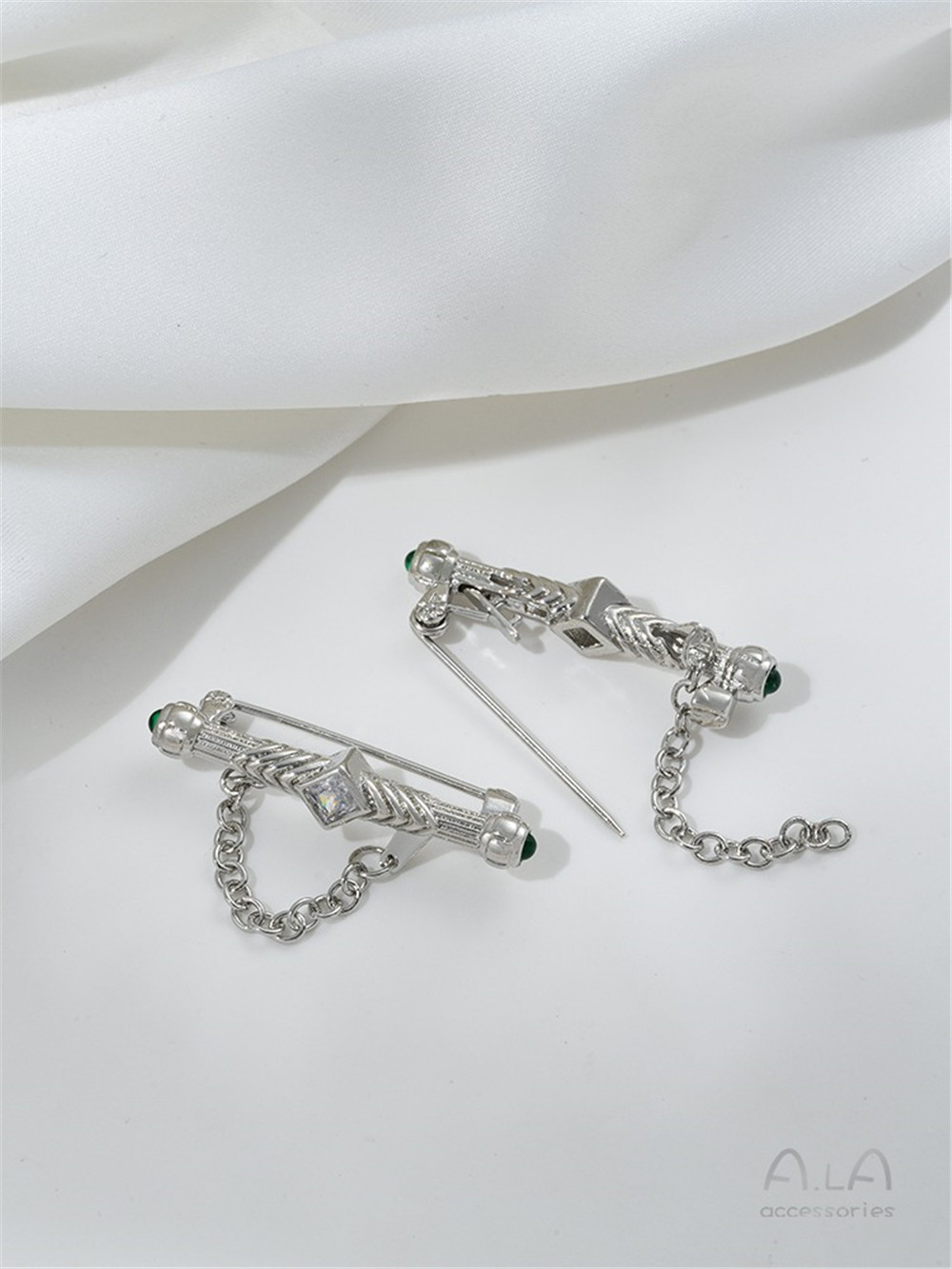 Bros lubang zirkonia berukir w - Brooch Pin Gold ulasan dan harga