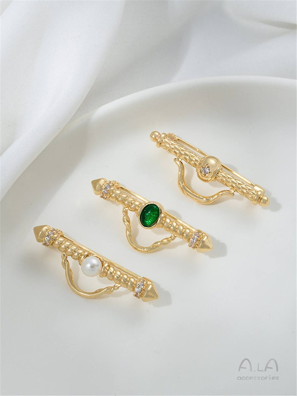 Bros lubang zirkonia berukir w - Brooch Pin Gold ulasan dan harga